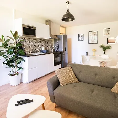 아파트 36 M2 2-room Apartment, Parking, Fiber Internet, Near Metro, Literie Bultex